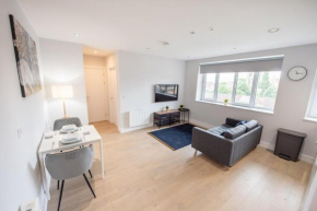 Space Apartments Brentwood One Bed Apartment - Parking - Fast WiFi - Flat 34